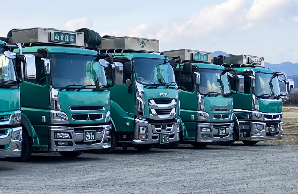 山幸運輸のトラック5台の写真