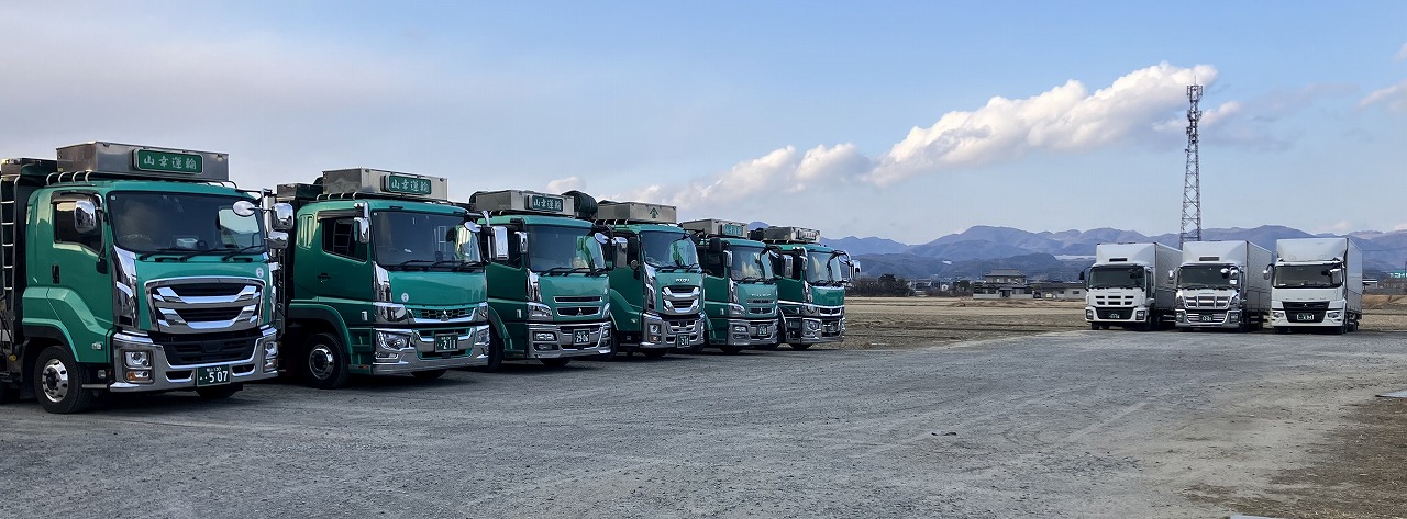 駐車場に停まっている9台のトラック